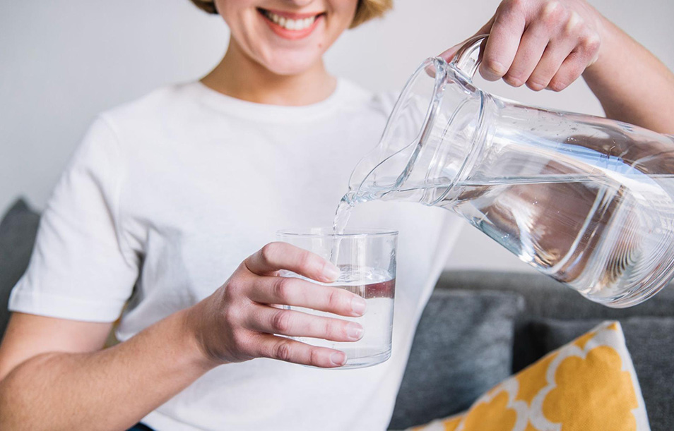 Uống đủ nước giúp đào thải độc tố, tốt cho bệnh vảy nến
